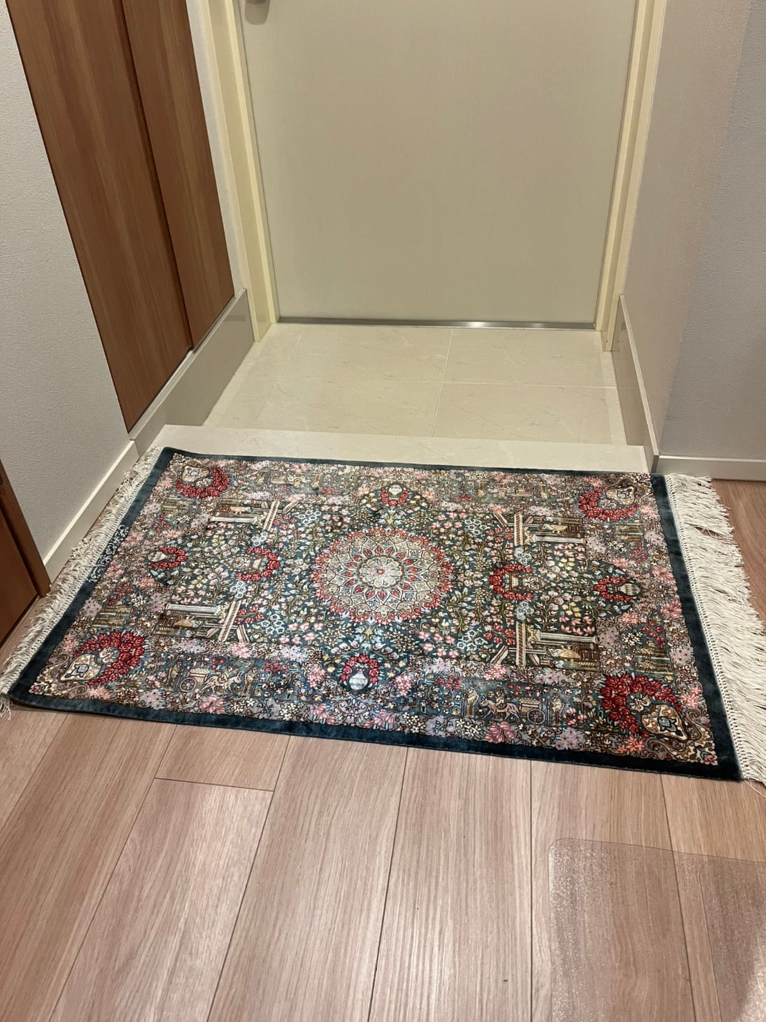 ペルシャ絨毯シルク 玄関が明るくなり、帰った時に素敵な気に入ったものをみて毎日癒されています の詳細を表示