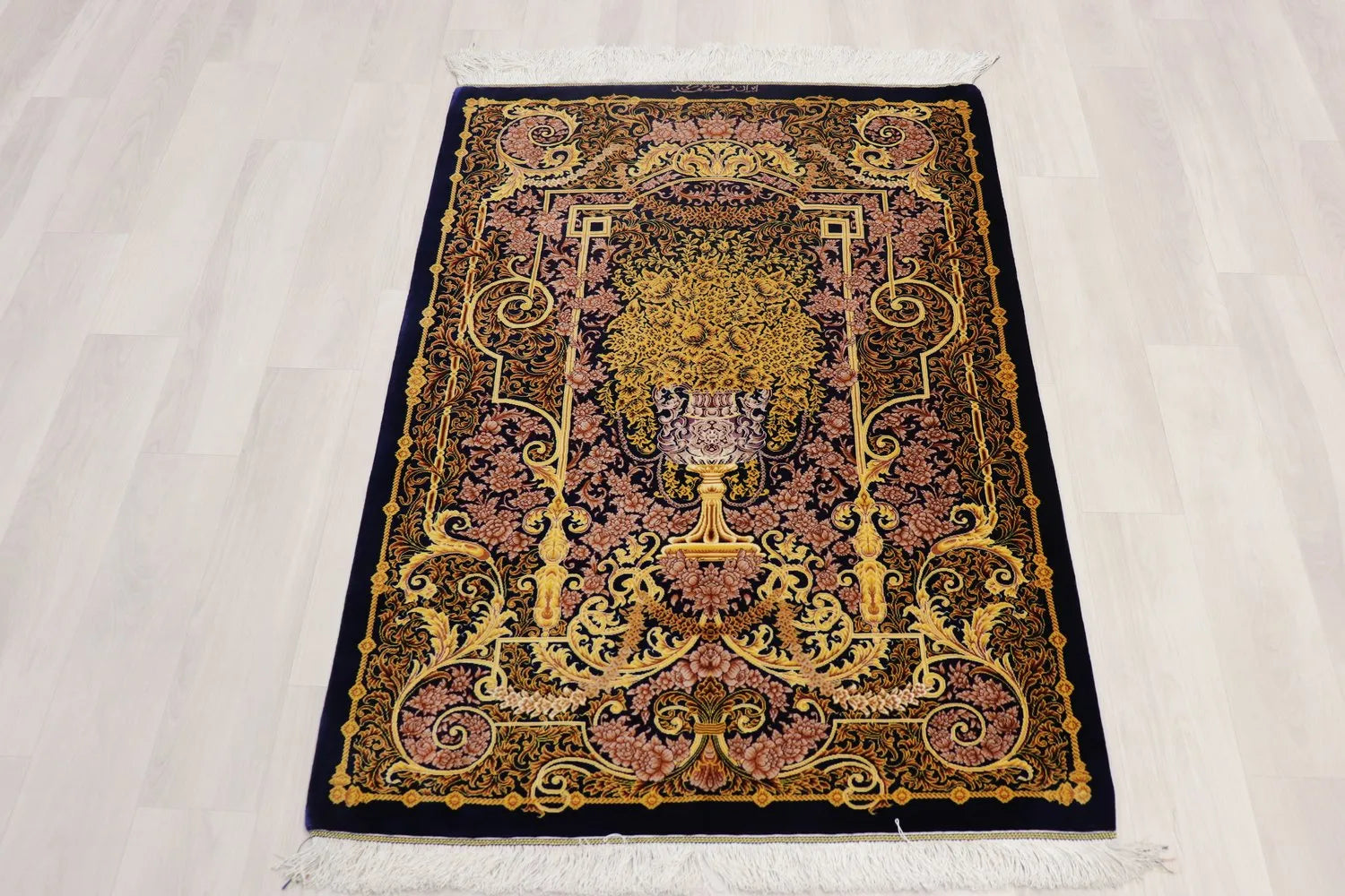 ペルシャ絨毯 クム産 シルク100% ミルメヒディ工房 約84×124cm 金彩の花々と壺が織りなす重厚なクラシックデザイン
