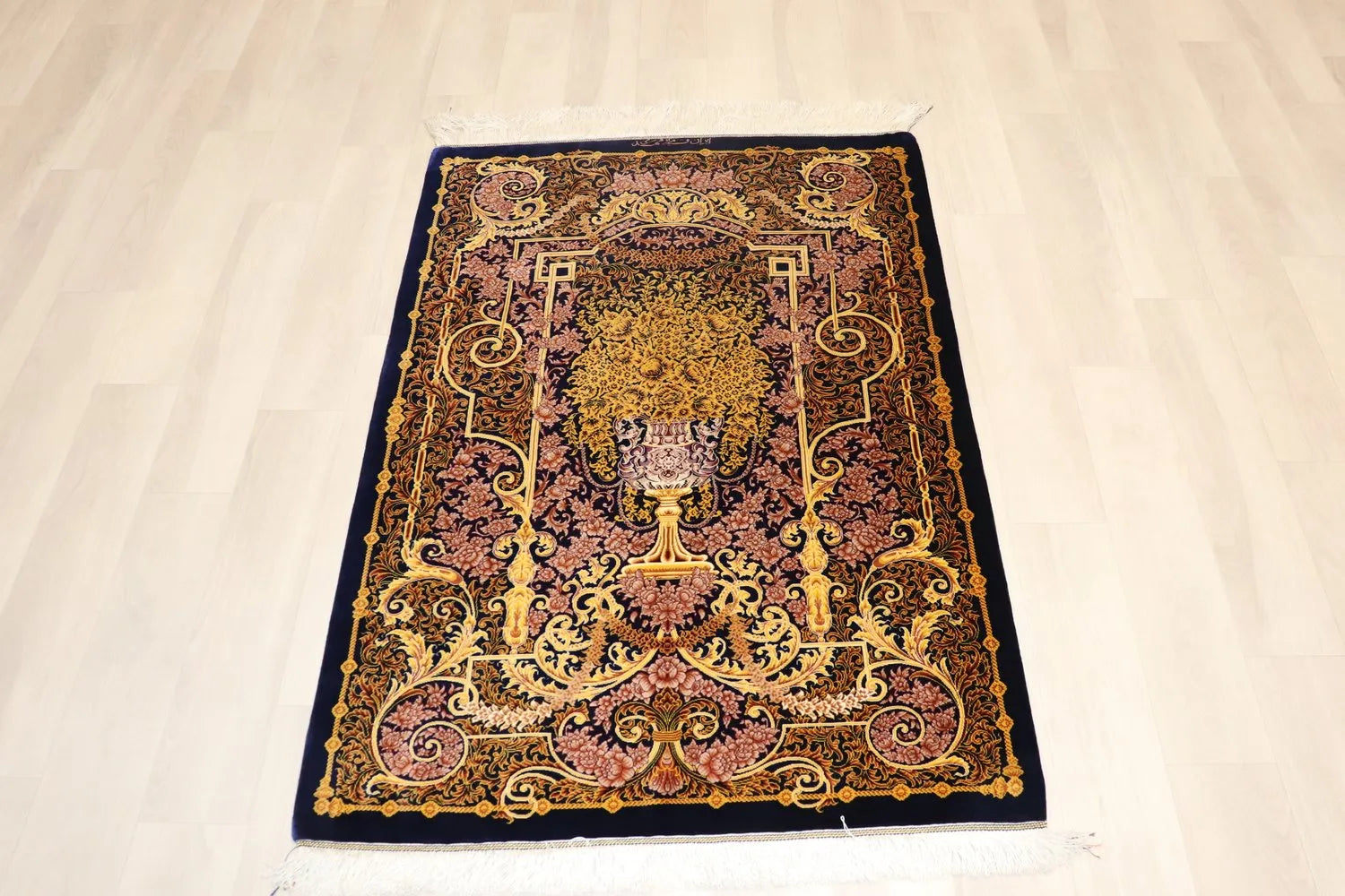 ペルシャ絨毯 クム産 シルク100% ミルメヒディ工房 約84×124cm 金彩の花々と壺が織りなす重厚なクラシックデザイン
