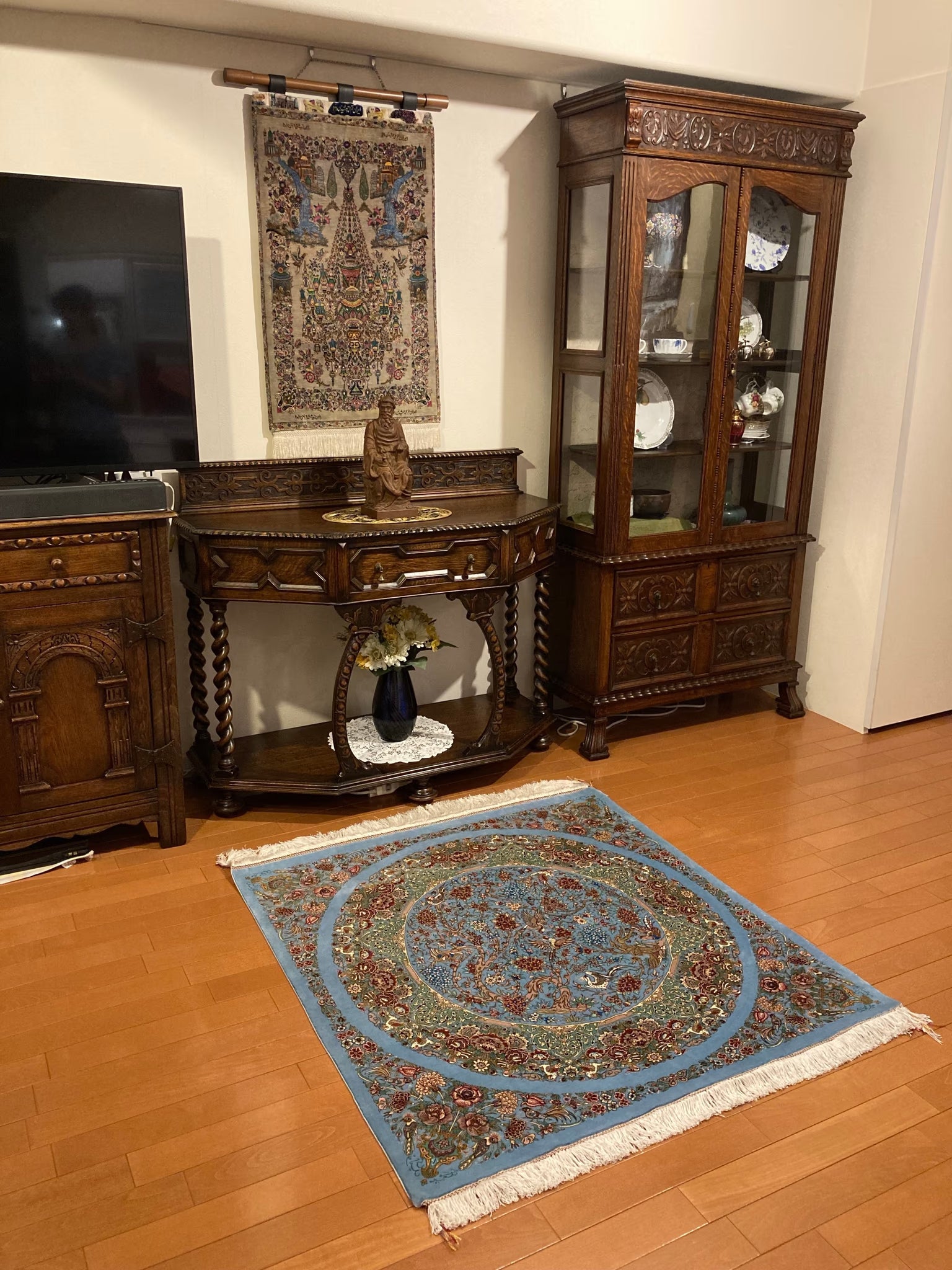 お客様の声：アンティーク家具に映える「深い青」のペルシャ絨毯