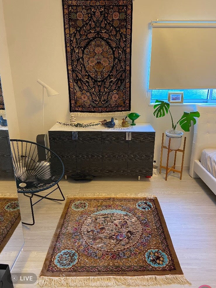 お客様の声：寝室を彩るミルメヒディ工房の最高傑作！ペルシャ絨毯3枚を壁飾りに