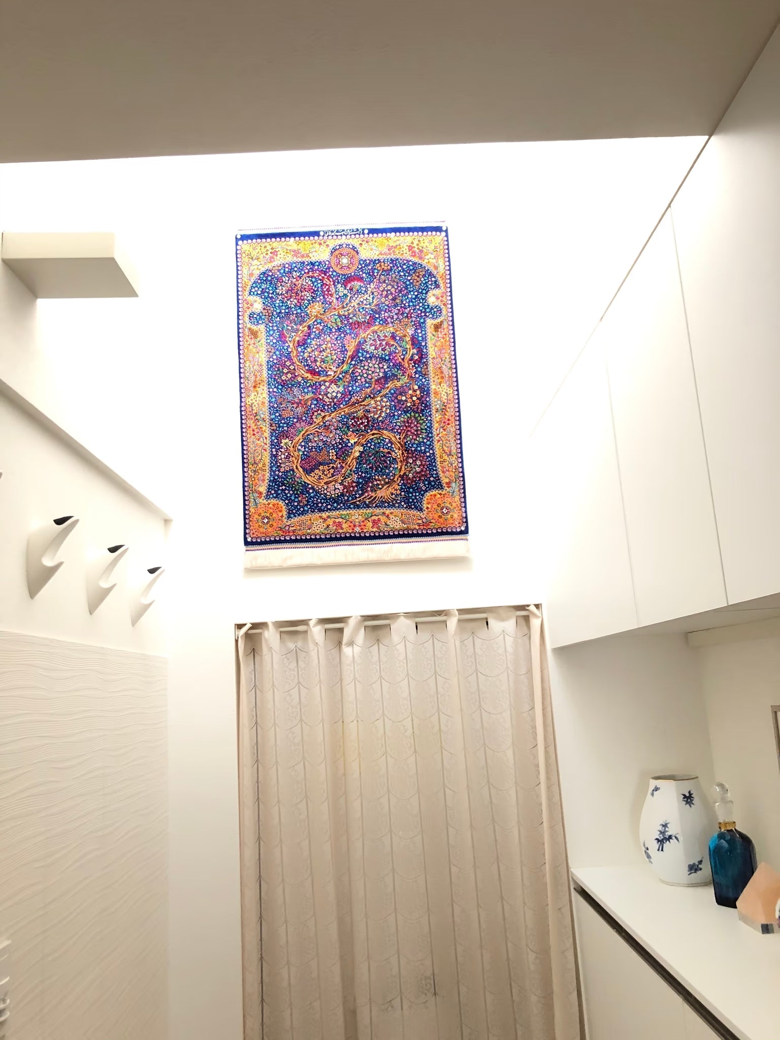 お客様の声：高天井に飾る「生命の樹」ペルシャ絨毯、DIYで芸術品を日常に