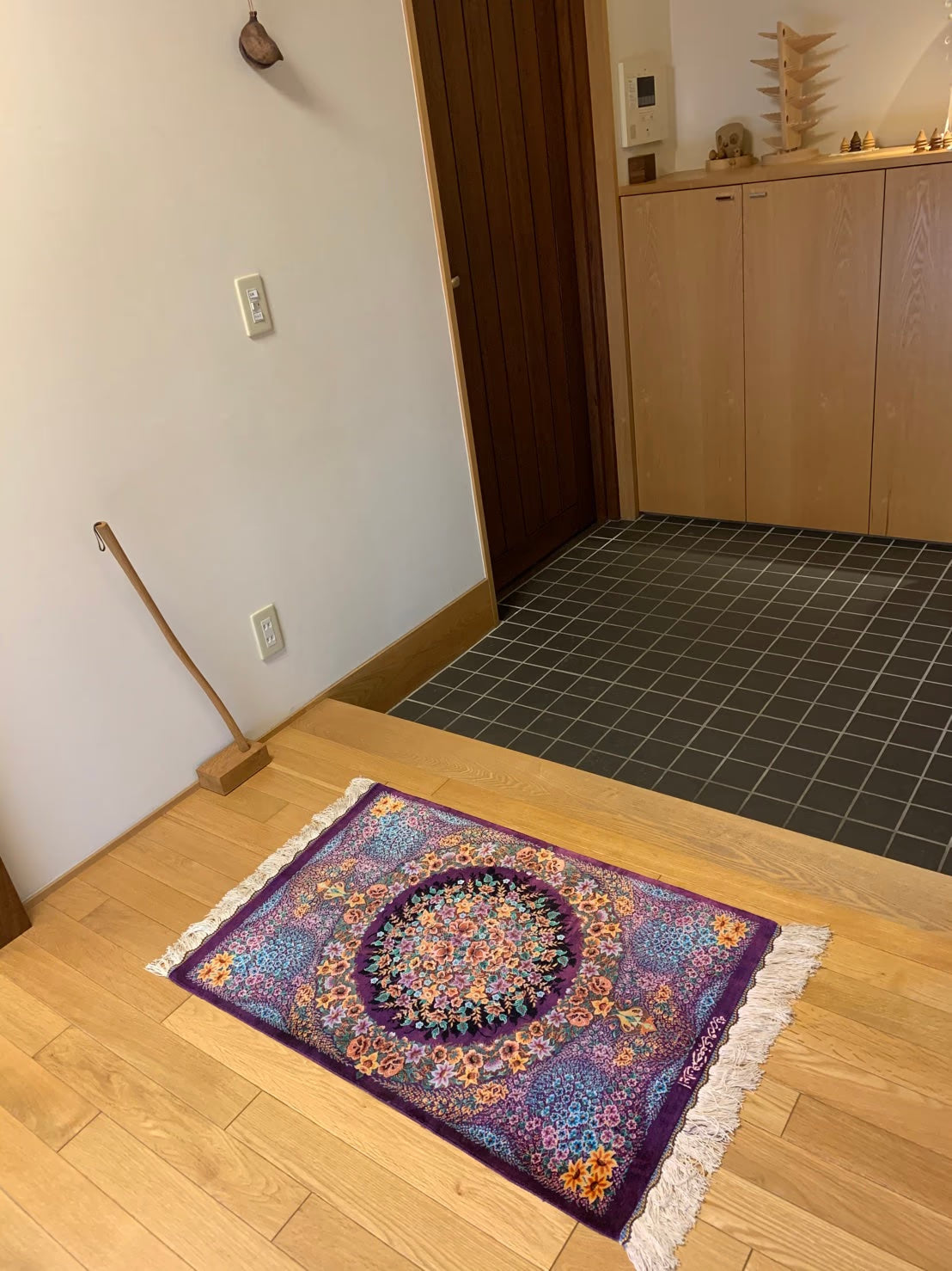 お客様の声：「たくさんの動画で安心して購入！」玄関を彩る素敵なシルクペルシャ絨毯