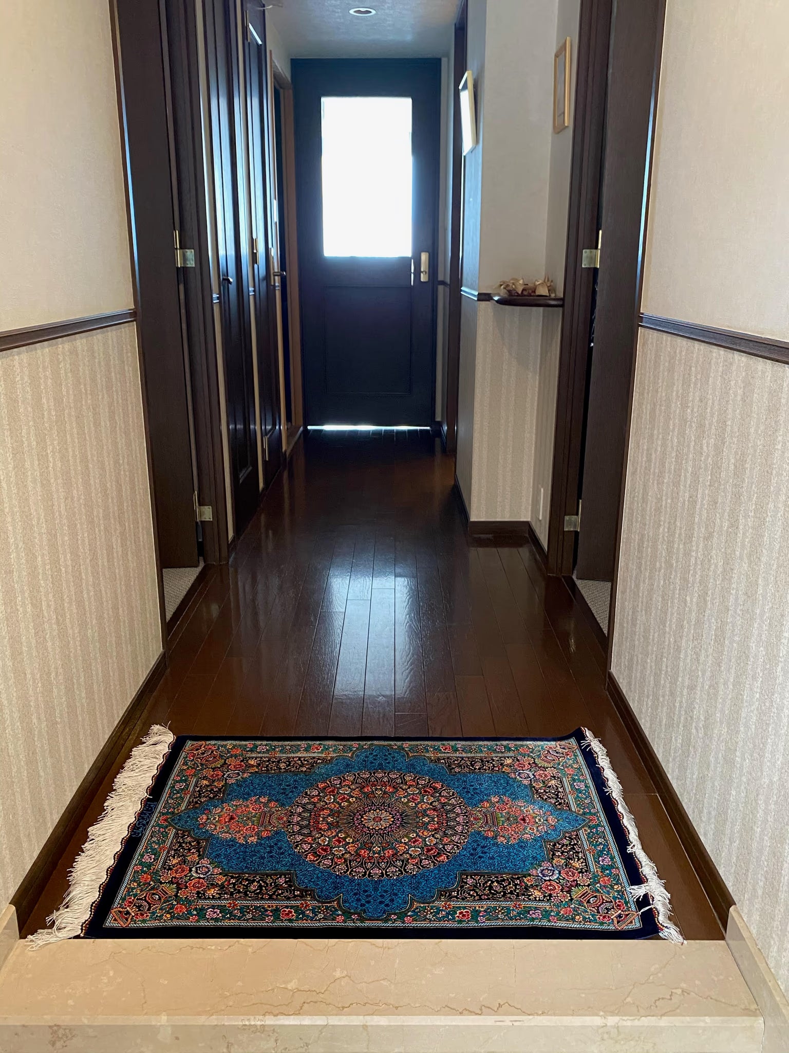 お客様の声：動画が決め手！玄関に馴染むペルシャ絨毯「華やかで落ち着く」