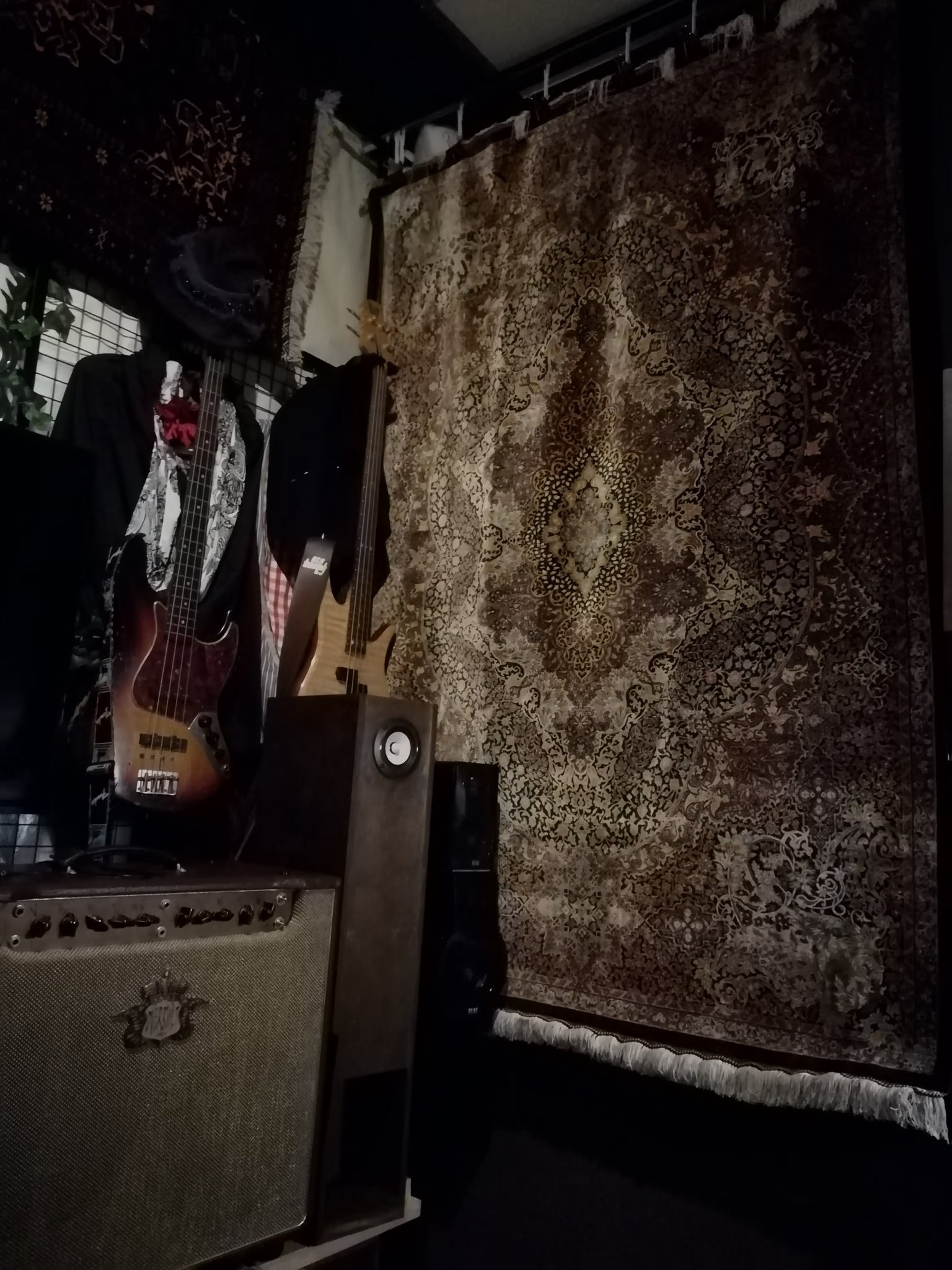 お客様の声：「圧巻！」クムシルクのペルシャ絨毯壁掛けが創る、音楽と調和する独特の世界観