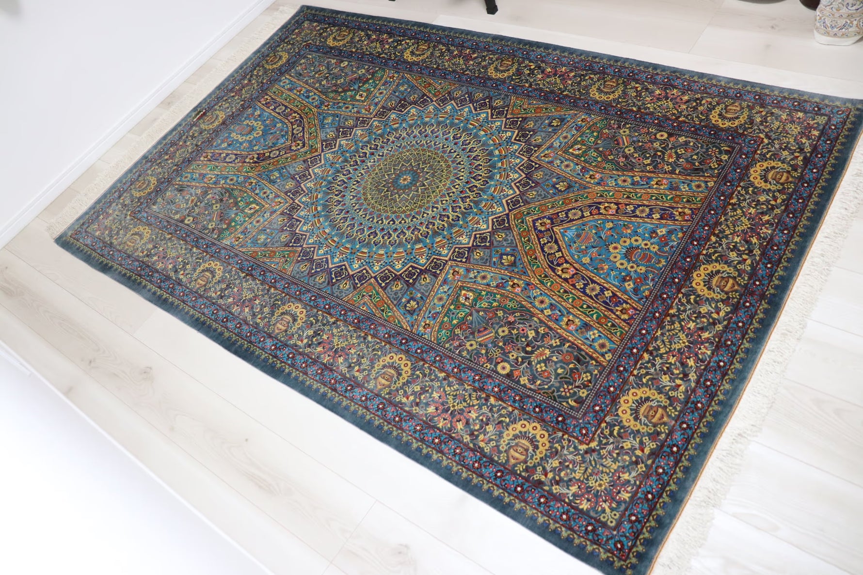 ペルシャ絨毯 クム産 シルク100% [アルバル工房] 人気のドーム柄 ゴンバディ文様 ID11007