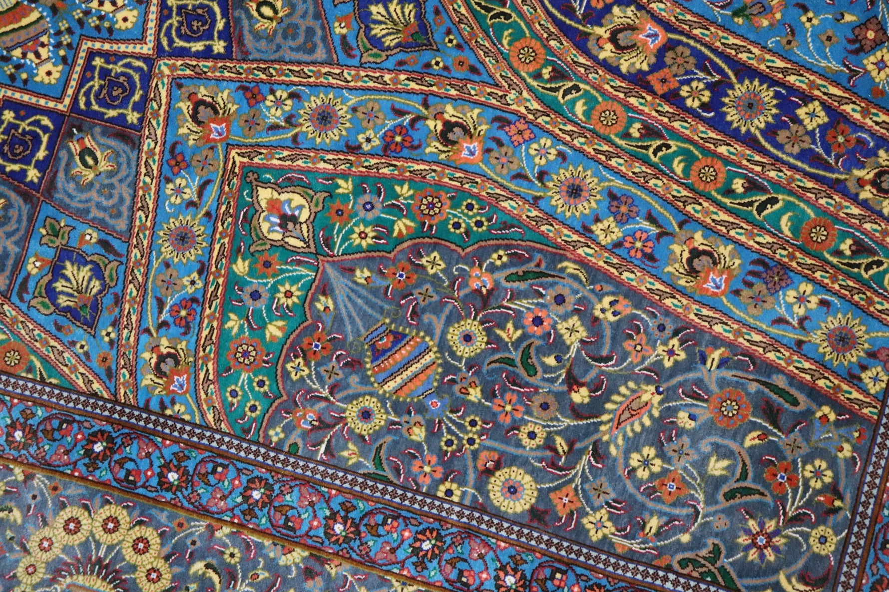 ペルシャ絨毯 クム産 シルク100% [アルバル工房] 人気のドーム柄 ゴンバディ文様 ID11007