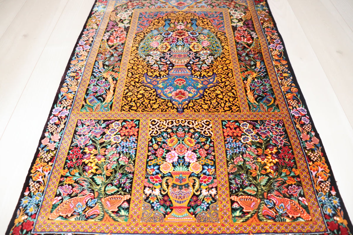 ペルシャ絨毯 クム産 シルク100% アルバル工房 生命の樹と孔雀の調和 玄関マットサイズ、壁飾り - ペルシャ絨毯専門店(ゴレスタン)