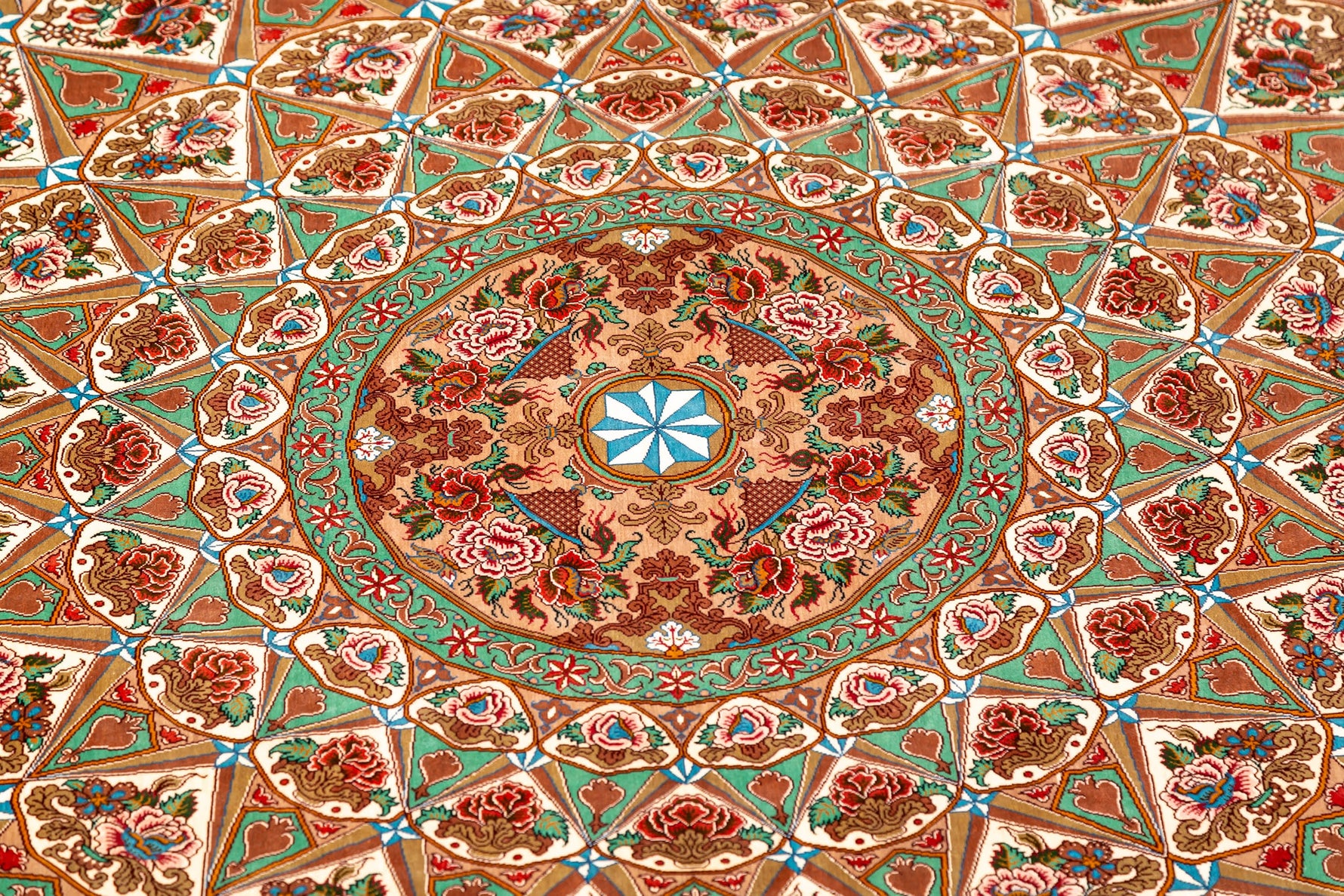 ペルシャ絨毯 クム産 シルク100% ミルメヒディ工房 文化遺産級 至高のドーム文様を極めた逸品 リビングスペースサイズ - ペルシャ絨毯専門店(ゴレスタン)