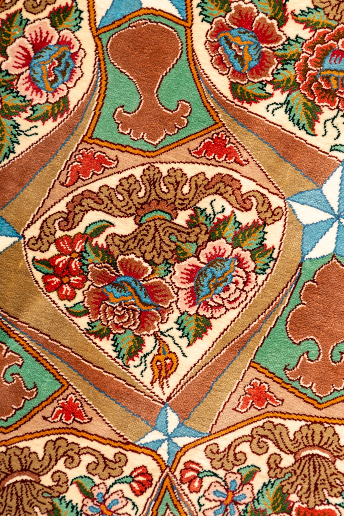 ペルシャ絨毯 クム産 シルク100% [ミルメヒディ工房] 「八つの楽園」ゴンバディ文様 リビングスペースサイズ ID12005