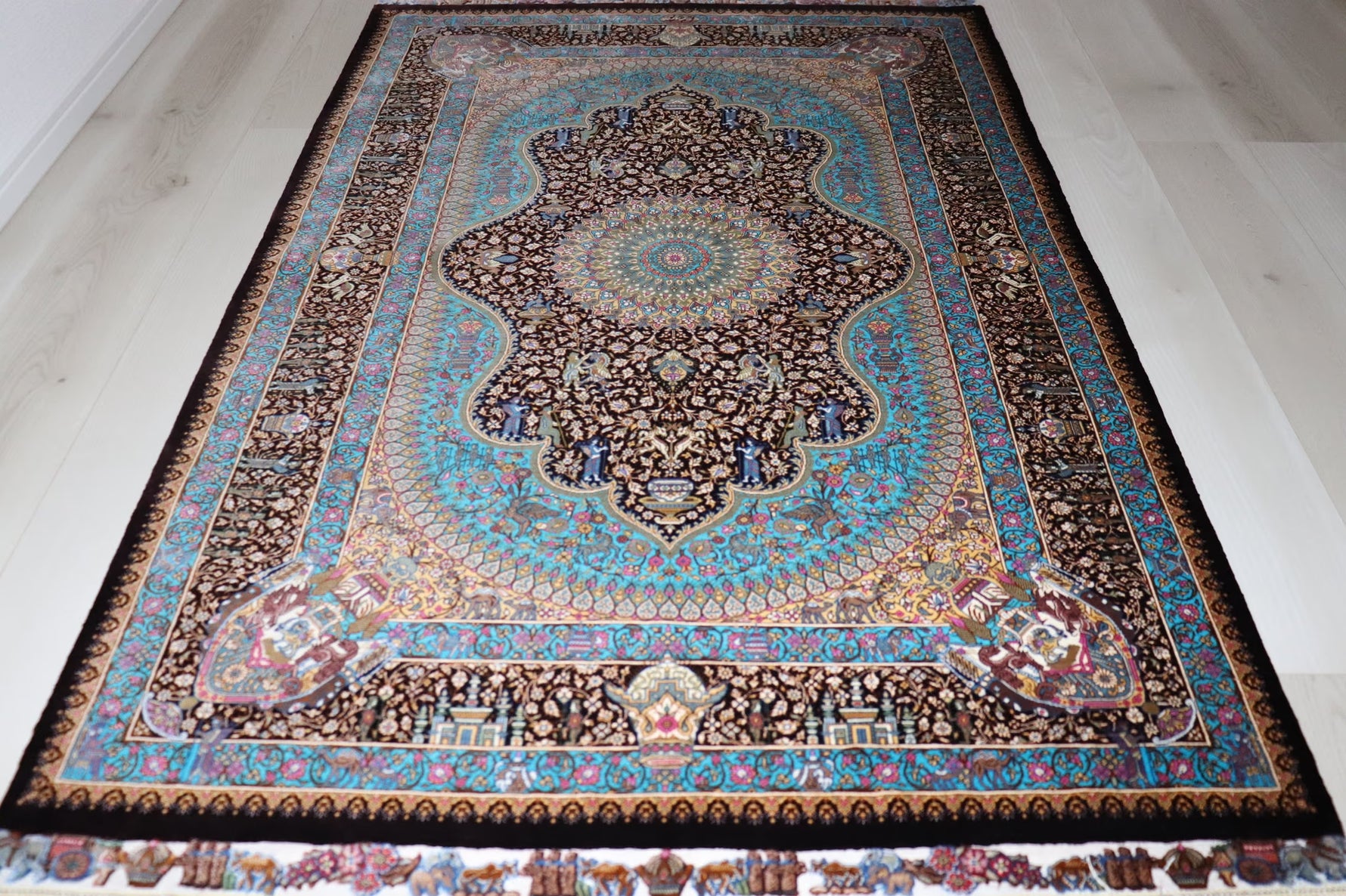 ペルシャ絨毯 クム産 シルク100% [アルバル工房] 気品あふれるメダリオン柄 リビングスペースサイズ ID12013