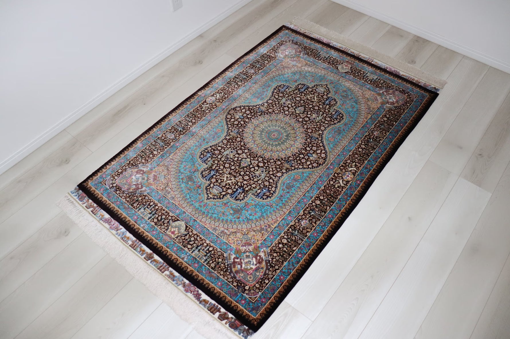 ペルシャ絨毯 クム産 シルク100% [アルバル工房] 気品あふれるメダリオン柄 リビングスペースサイズ ID12013