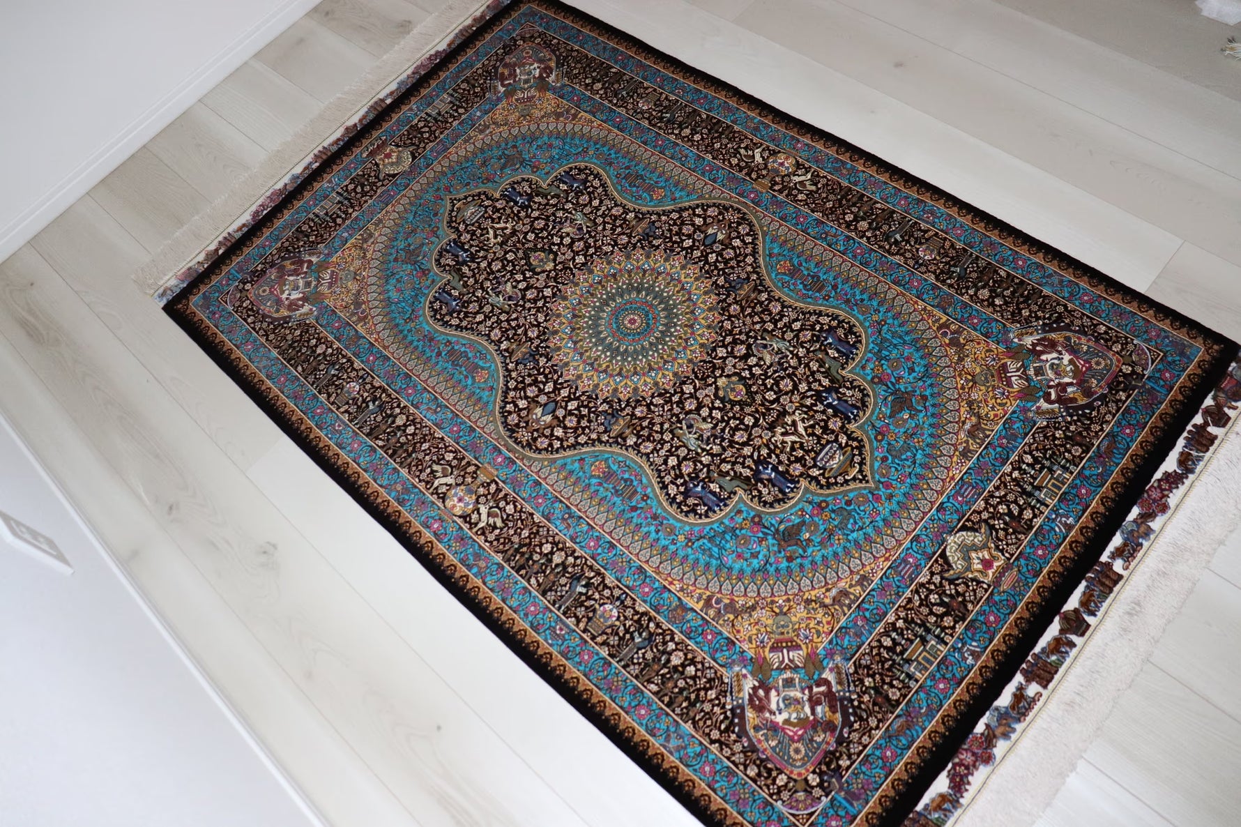 ペルシャ絨毯 クム産 シルク100% [アルバル工房] 気品あふれるメダリオン柄 リビングスペースサイズ ID12013