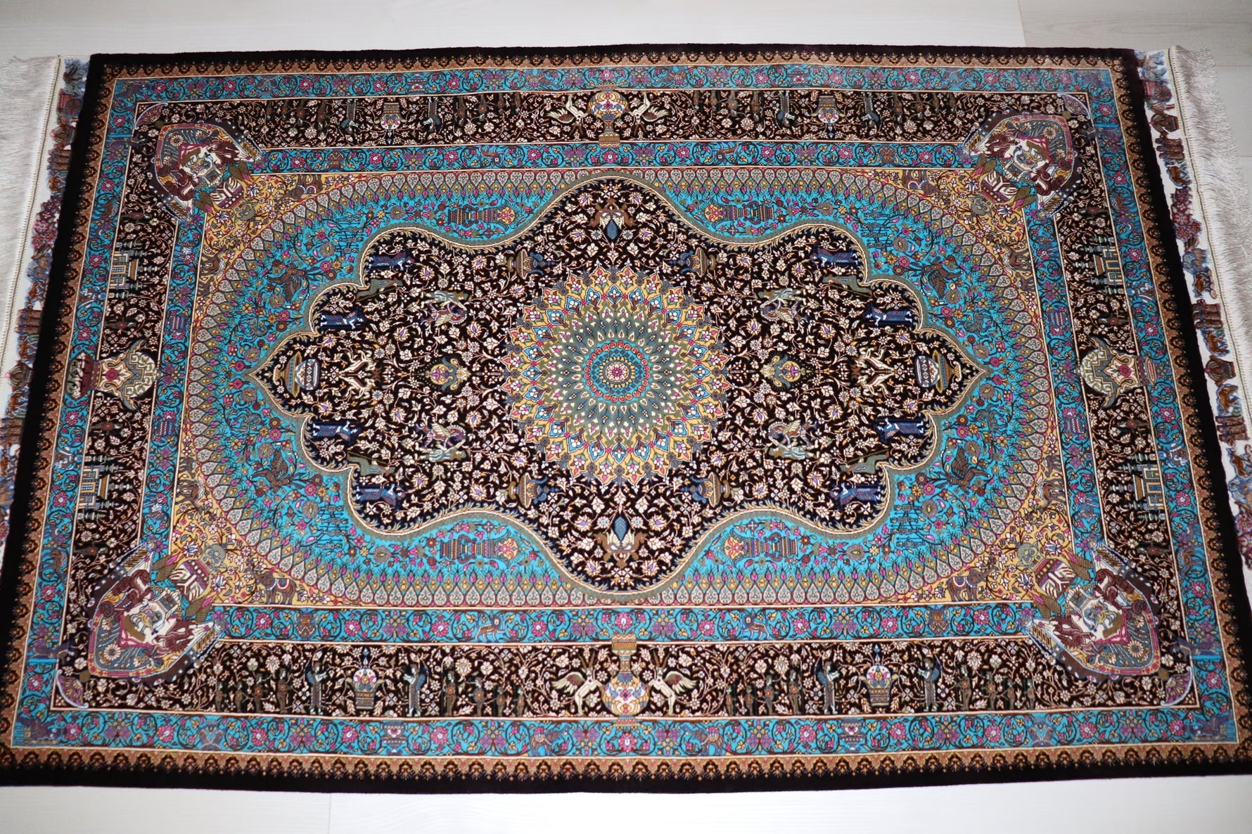 ペルシャ絨毯 クム産 シルク100% [アルバル工房] 気品あふれるメダリオン柄 リビングスペースサイズ ID12013