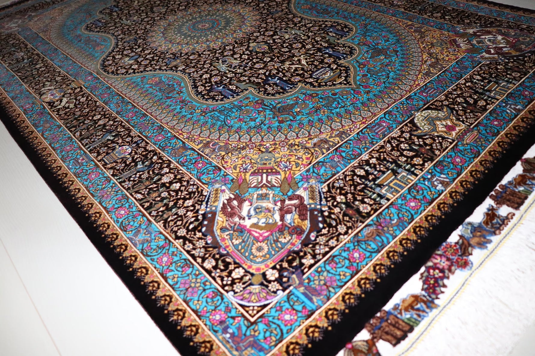 ペルシャ絨毯 クム産 シルク100% [アルバル工房] 気品あふれるメダリオン柄 リビングスペースサイズ ID12013