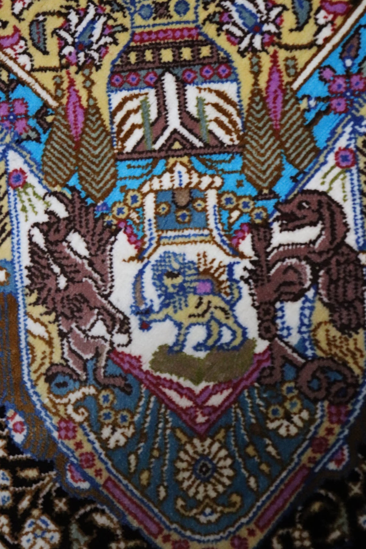 ペルシャ絨毯 クム産 シルク100% [アルバル工房] 気品あふれるメダリオン柄 リビングスペースサイズ ID12013