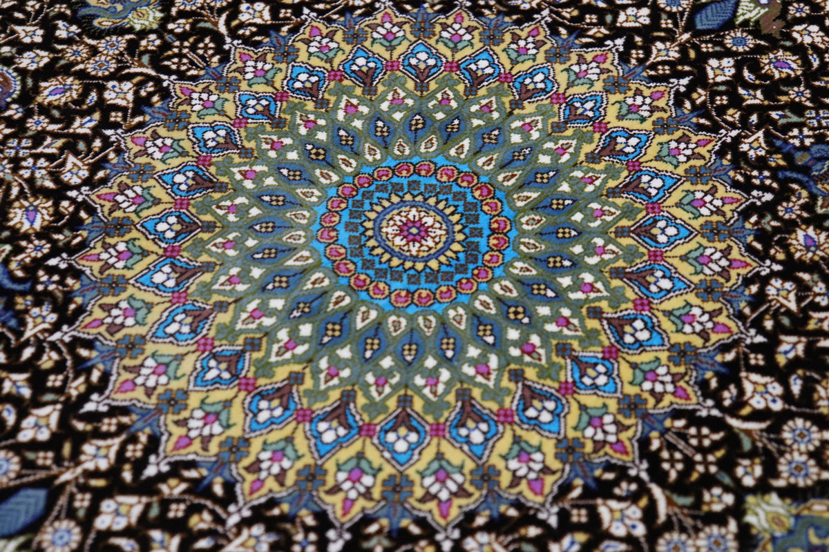 ペルシャ絨毯 クム産 シルク100% [アルバル工房] 気品あふれるメダリオン柄 リビングスペースサイズ ID12013