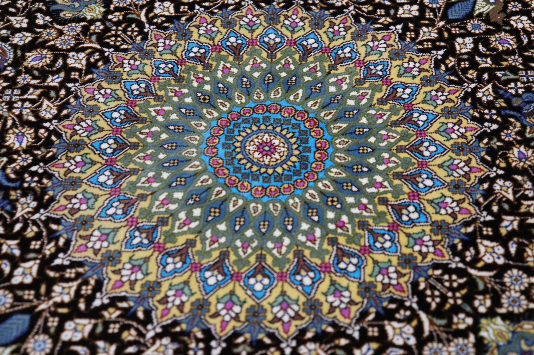 ペルシャ絨毯 クム産 シルク100% [アルバル工房] 気品あふれるメダリオン柄 リビングスペースサイズ ID12013