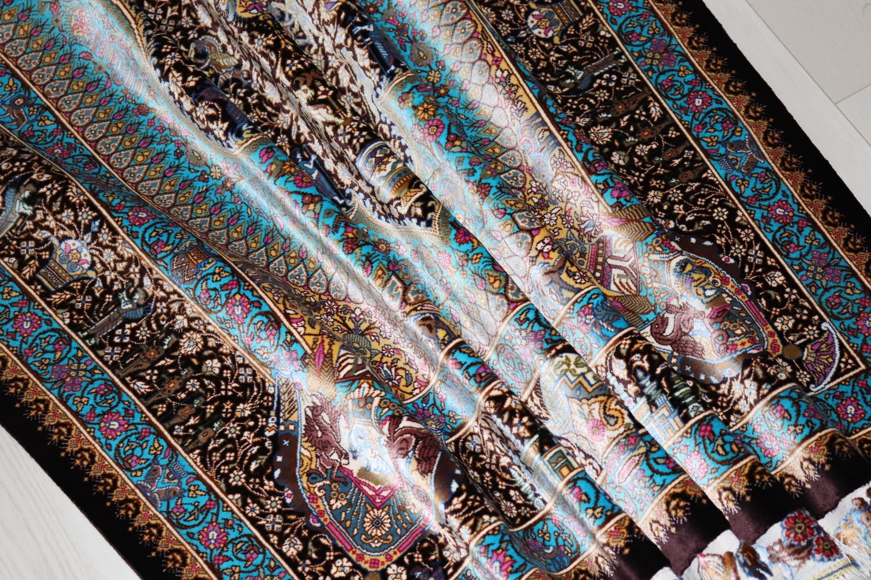 ペルシャ絨毯 クム産 シルク100% [アルバル工房] 気品あふれるメダリオン柄 リビングスペースサイズ ID12013