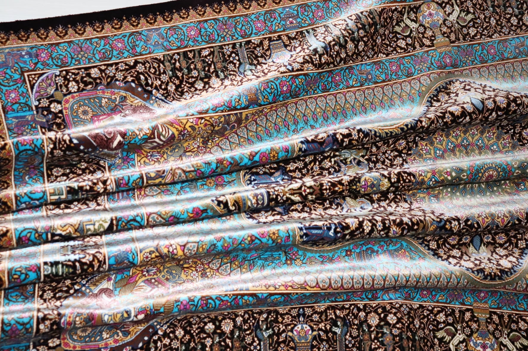 ペルシャ絨毯 クム産 シルク100% [アルバル工房] 気品あふれるメダリオン柄 リビングスペースサイズ ID12013