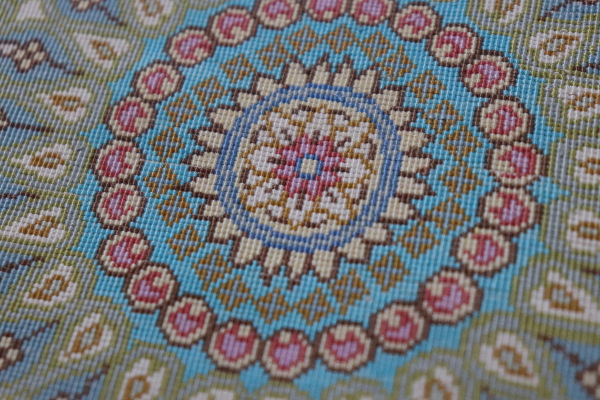 ペルシャ絨毯 クム産 シルク100% [アルバル工房] 気品あふれるメダリオン柄 リビングスペースサイズ ID12013