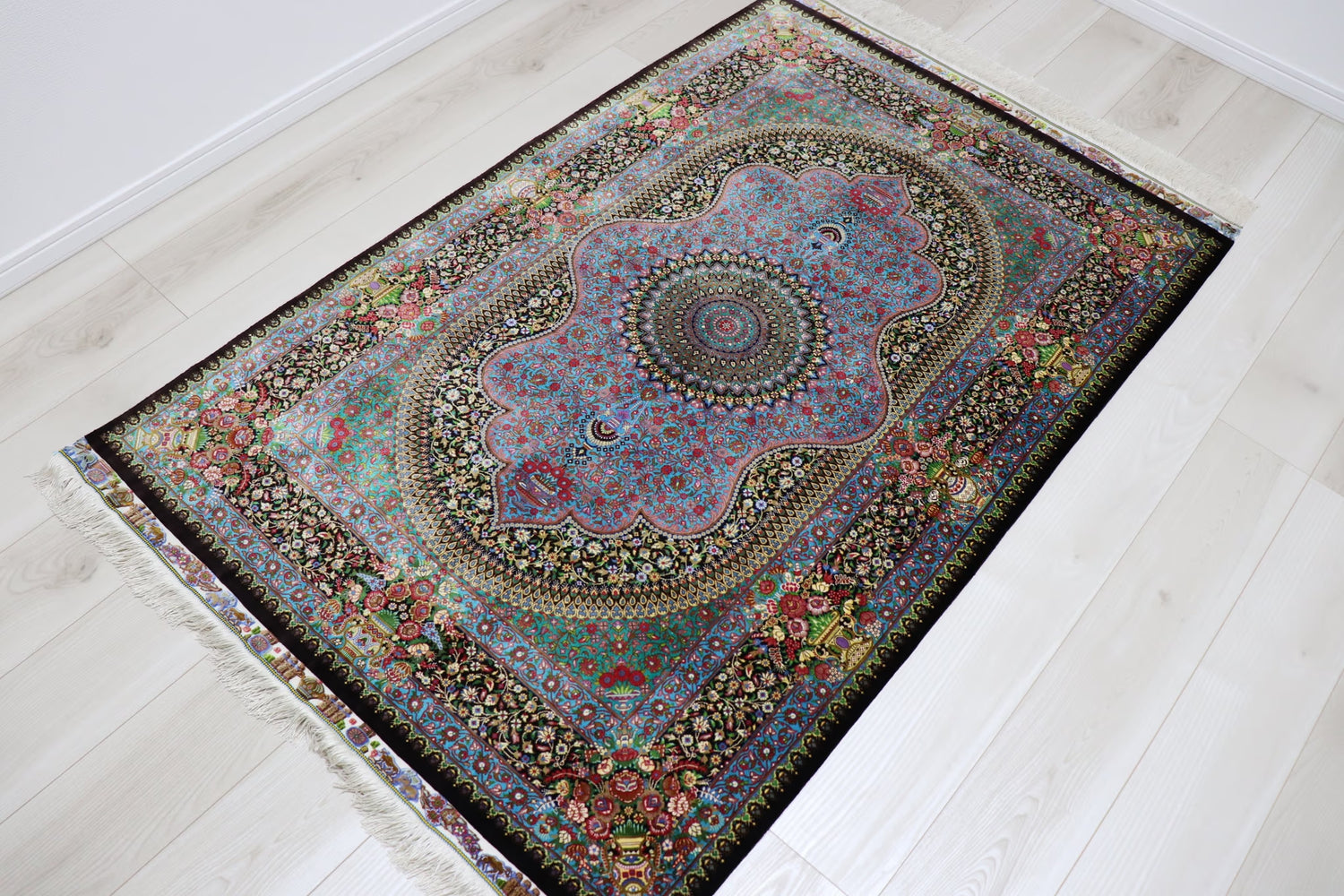 ペルシャ絨毯 クム産 シルク100% [アルバル工房] 神秘的な色合い メダリオン柄 リビングスペースサイズ ID12014