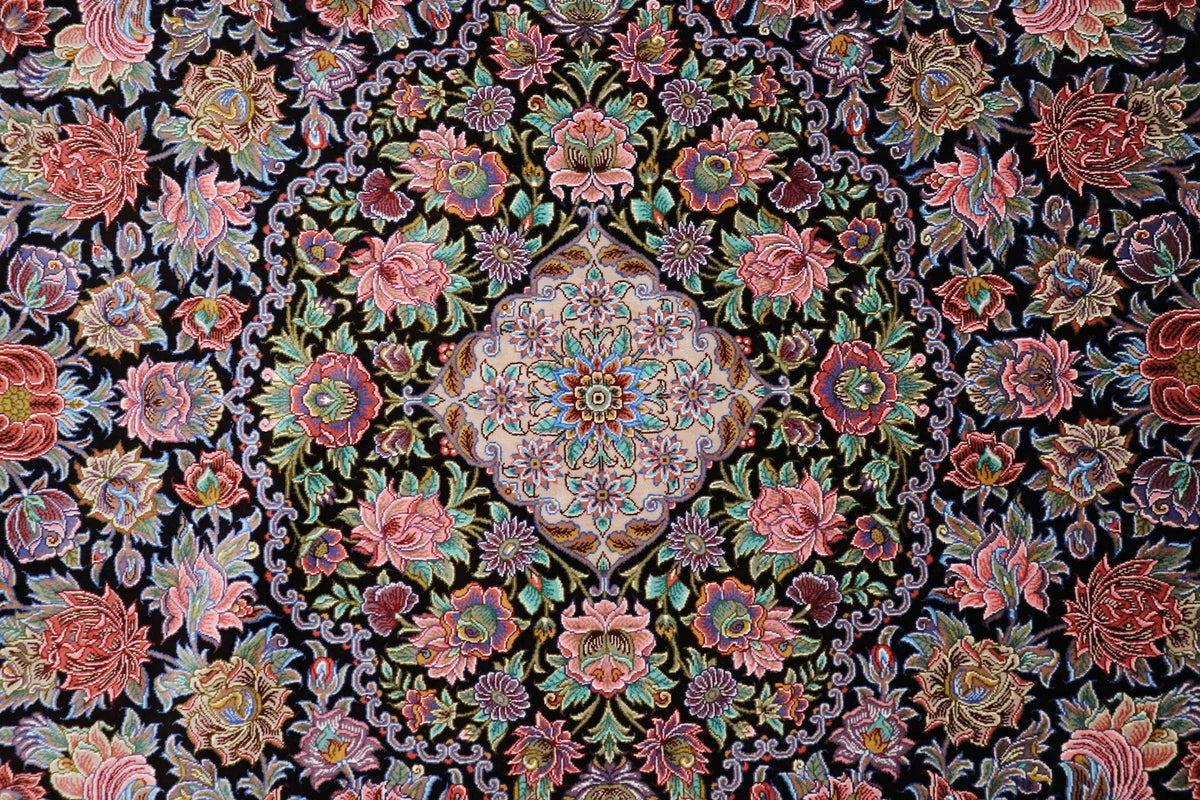 ペルシャ絨毯 クム産 シルク100% ミルメヒディ工房 美しいモカベージュ×華やぎと優美さ リビングスペースサイズ - ペルシャ絨毯専門店(ゴレスタン)