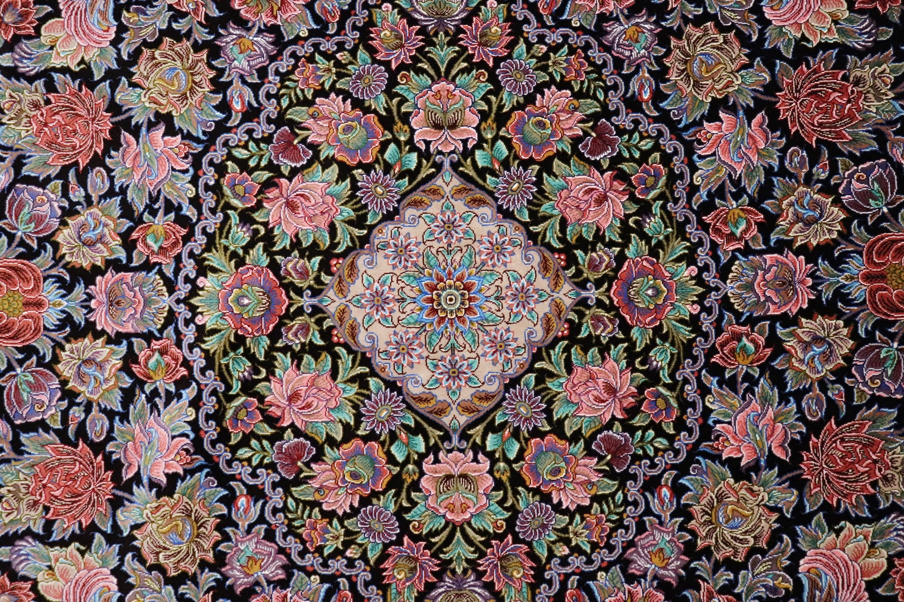 ペルシャ絨毯 クム産 シルク100% ミルメヒディ工房 美しいモカベージュ×華やぎと優美さ リビングスペースサイズ - ペルシャ絨毯専門店(ゴレスタン)