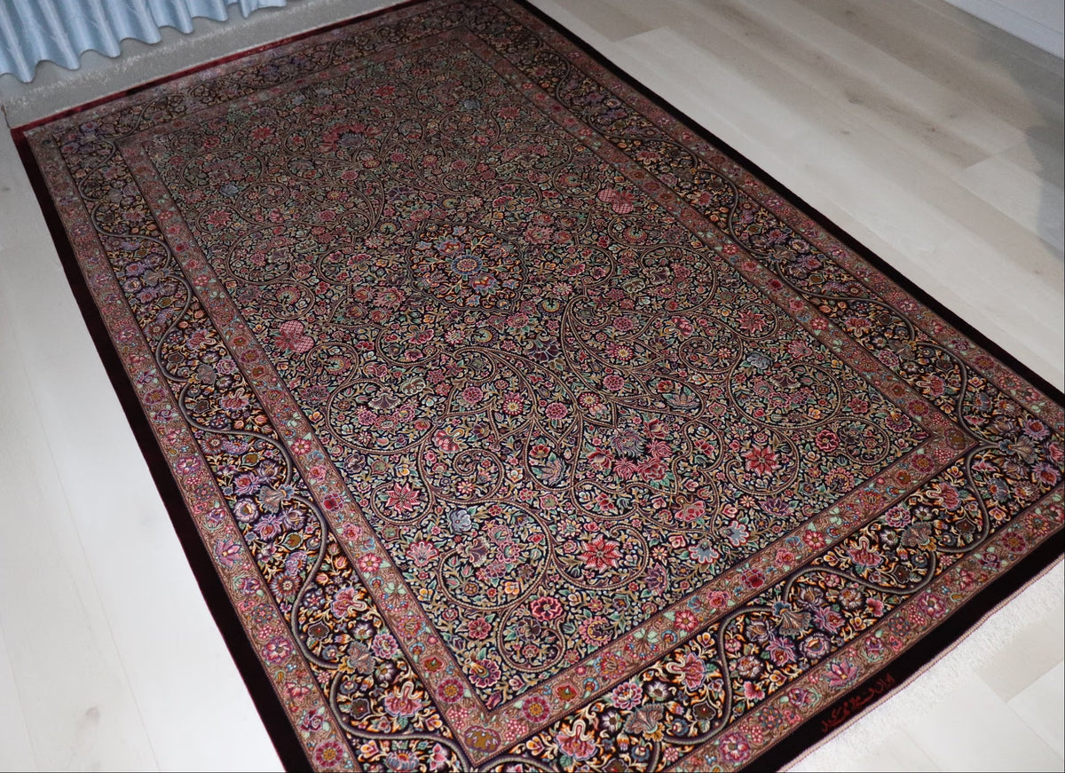 ペルシャ絨毯 クム産 シルク100% ミルメヒディ工房 曲線で構成された美しい図柄 リビングスペースサイズ - ペルシャ絨毯専門店(ゴレスタン)