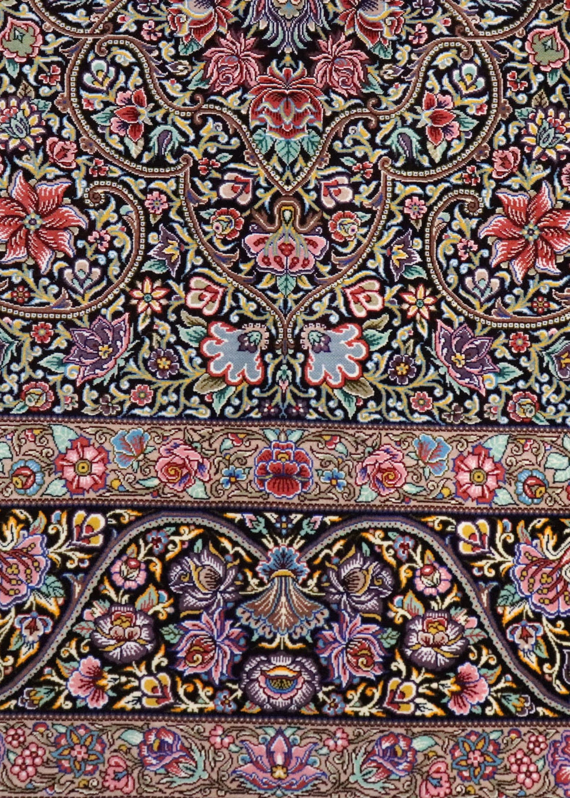 ペルシャ絨毯 クム産 シルク100% ミルメヒディ工房 曲線で構成された美しい図柄 リビングスペースサイズ - ペルシャ絨毯専門店(ゴレスタン)