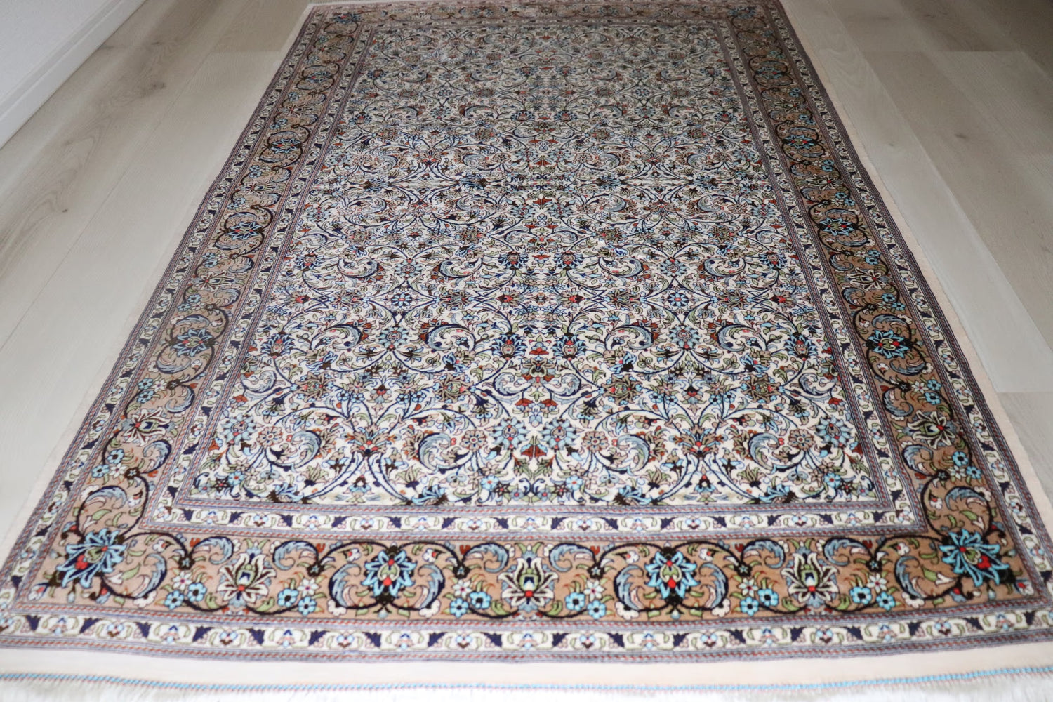 ペルシャ絨毯 クム産 シルク100% [アミーン工房] 美しいエスミーリー柄 リビングスペースサイズ ID18018