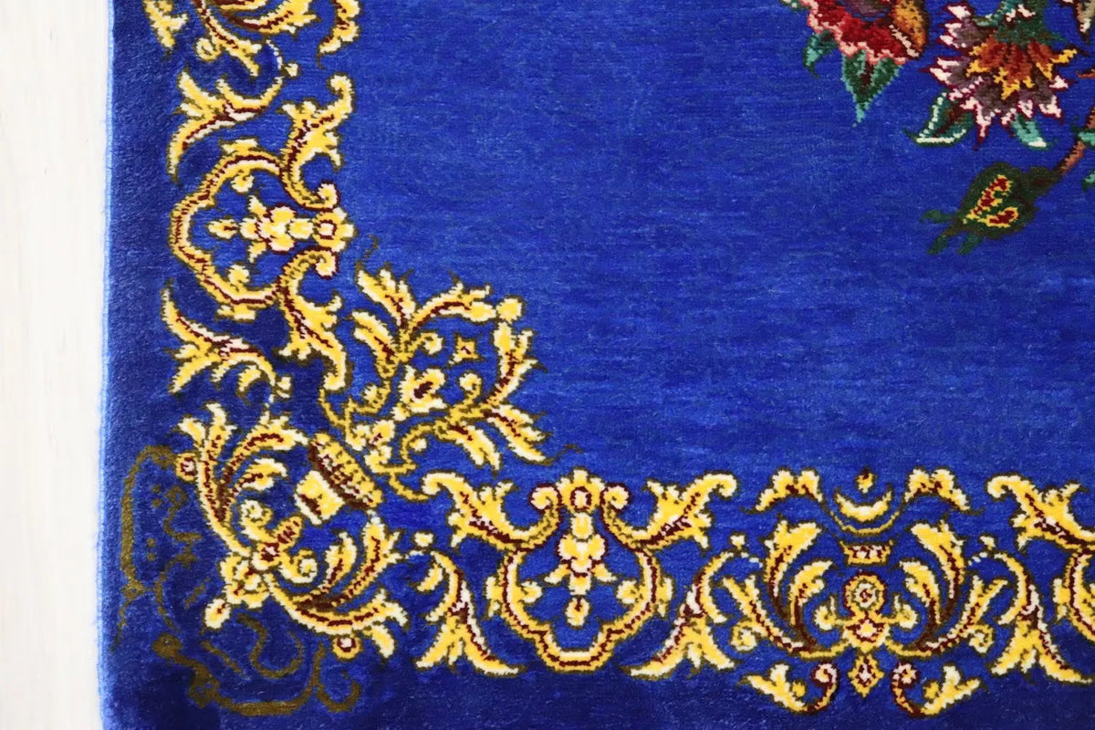 ペルシャ絨毯 クム産 シルク100% [ミルメヒディ工房] 空色ブルーに咲く優美な花束文様 ID21007