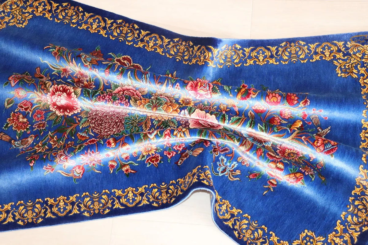 ペルシャ絨毯 クム産 シルク100% [ミルメヒディ工房] 空色ブルーに咲く優美な花束文様 ID21007