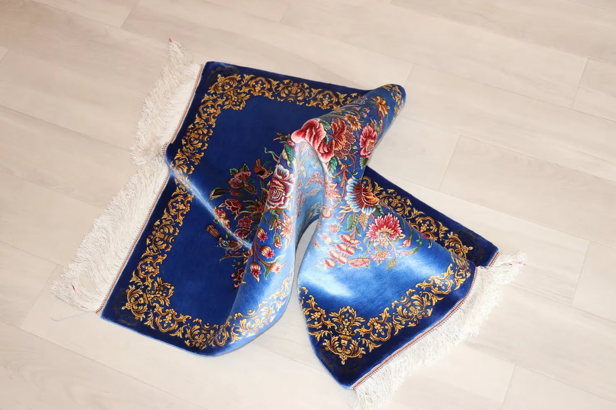 ペルシャ絨毯 クム産 シルク100% [ミルメヒディ工房] 空色ブルーに咲く優美な花束文様 ID21007