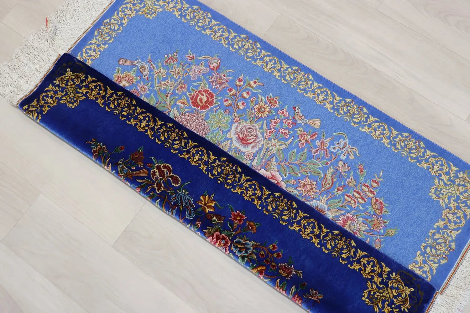 ペルシャ絨毯 クム産 シルク100% [ミルメヒディ工房] 空色ブルーに咲く優美な花束文様 ID21007