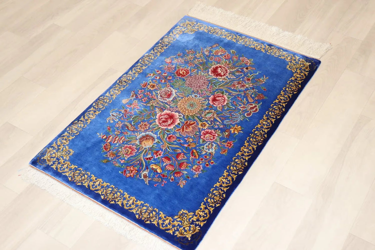 ペルシャ絨毯 クム産 シルク100% [ミルメヒディ工房] 空色ブルーに咲く優美な花束文様 ID21007