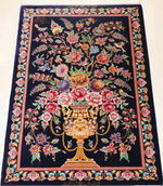 ペルシャ絨毯 クム産 シルク100% [ミルメヒディ工房] ネイビーブルーに映える花瓶文様と優雅な色彩 ID21009