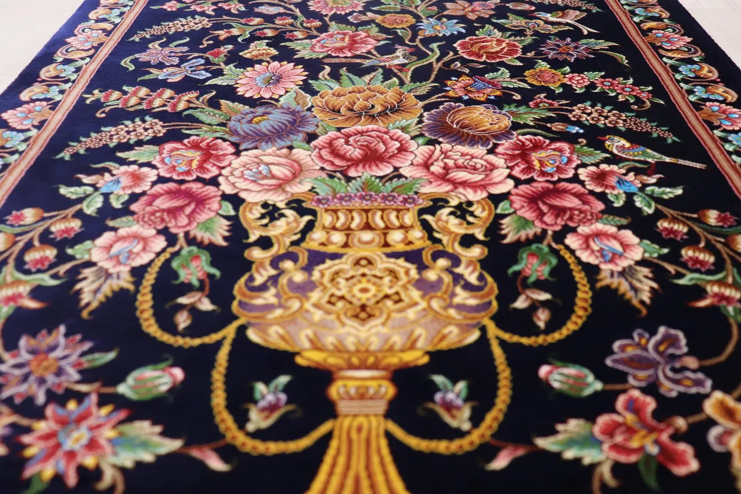 ペルシャ絨毯 クム産 シルク100% [ミルメヒディ工房] ネイビーブルーに映える花瓶文様と優雅な色彩 ID21009