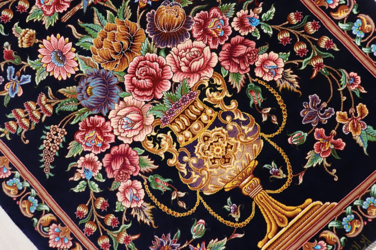 ペルシャ絨毯 クム産 シルク100% [ミルメヒディ工房] ネイビーブルーに映える花瓶文様と優雅な色彩 ID21009