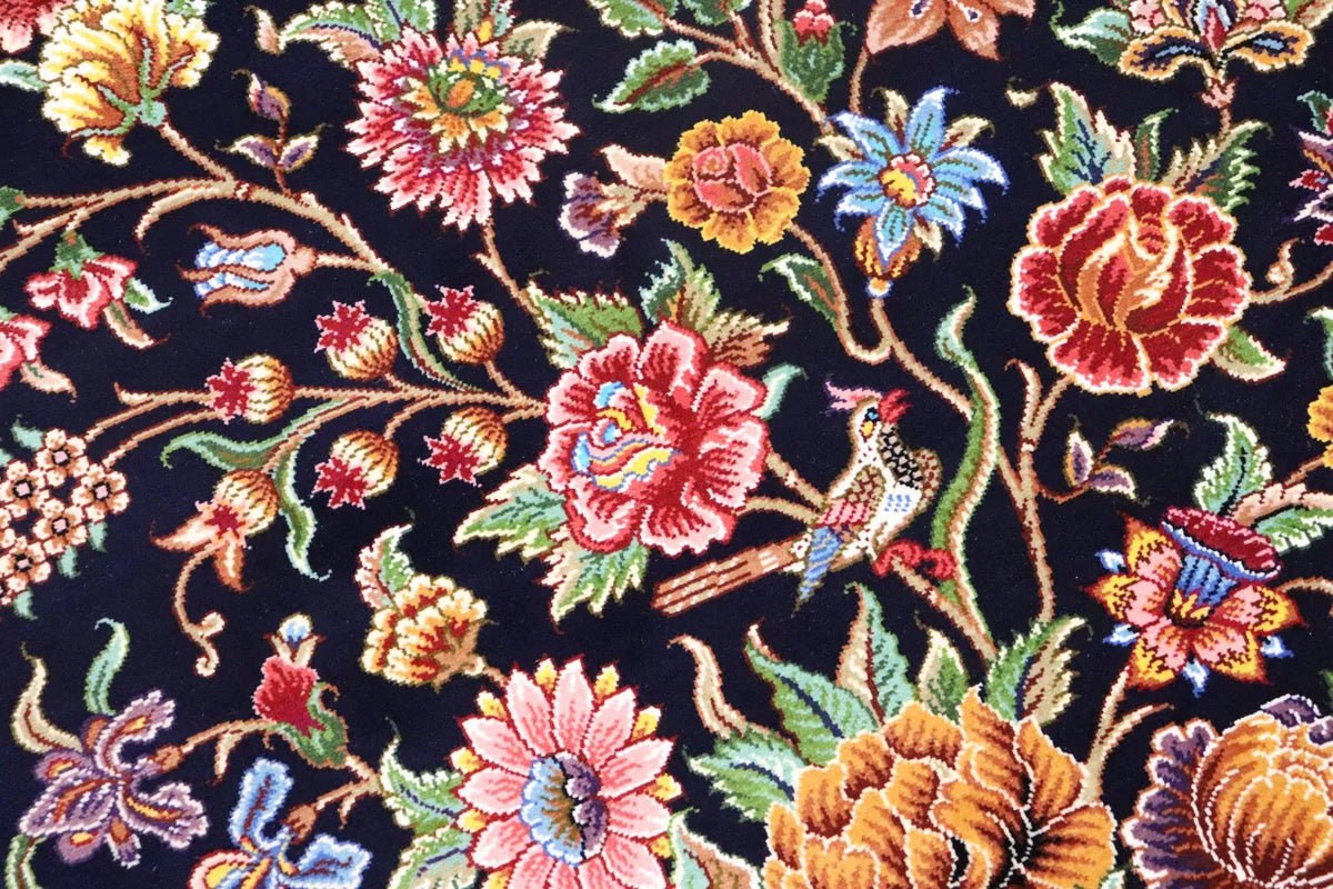 ペルシャ絨毯 クム産 シルク100% [ミルメヒディ工房] ネイビーブルーに映える花瓶文様と優雅な色彩 ID21009