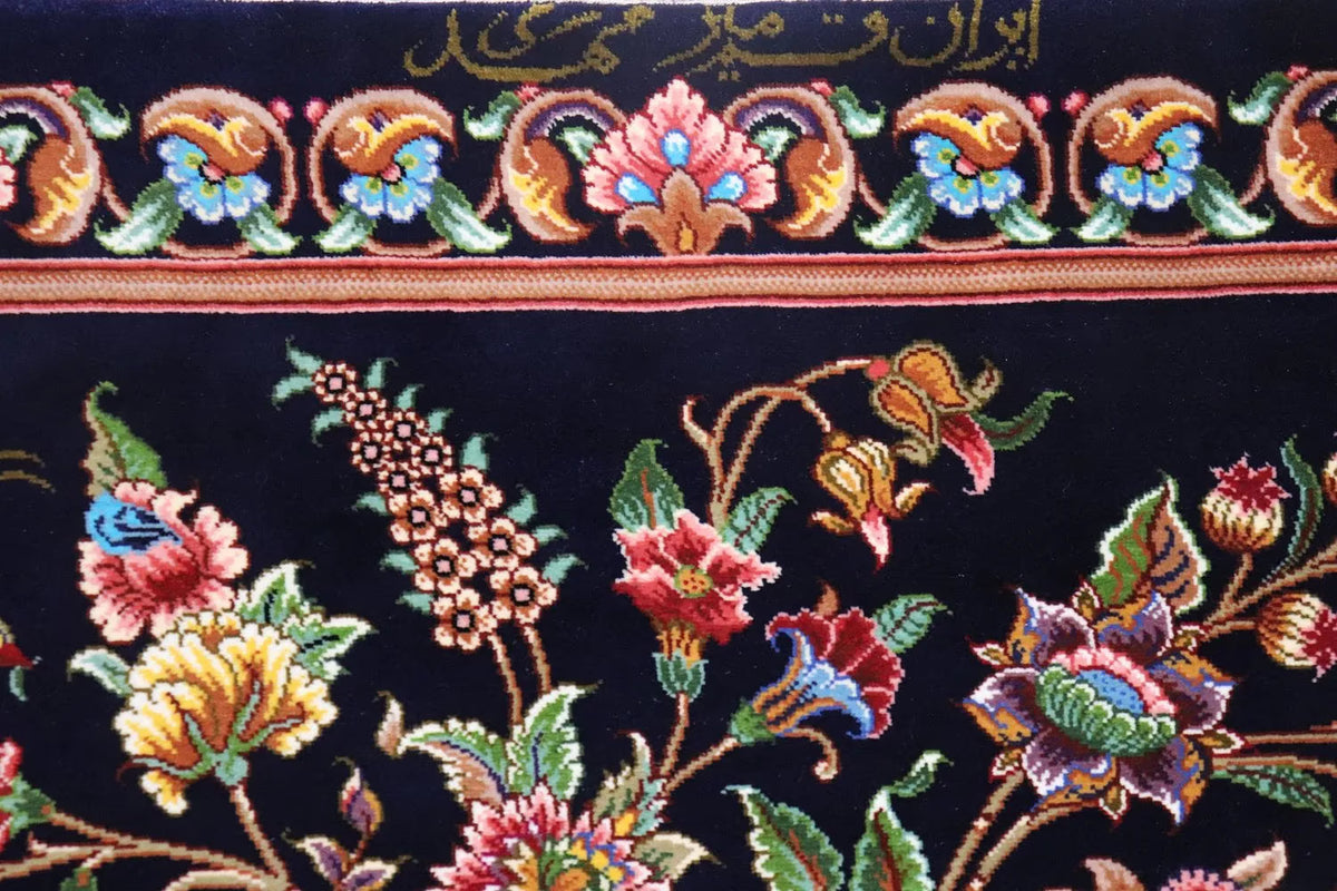 ペルシャ絨毯 クム産 シルク100% [ミルメヒディ工房] ネイビーブルーに映える花瓶文様と優雅な色彩 ID21009