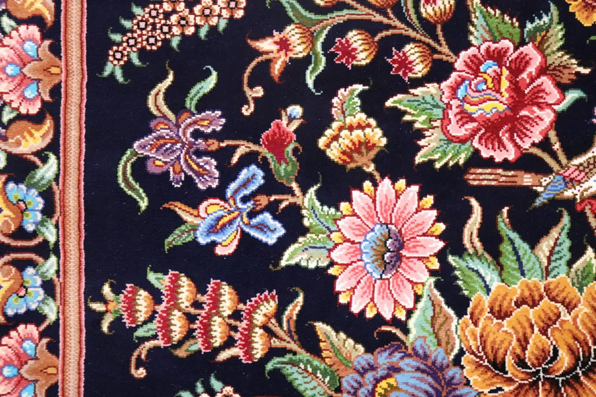 ペルシャ絨毯 クム産 シルク100% [ミルメヒディ工房] ネイビーブルーに映える花瓶文様と優雅な色彩 ID21009