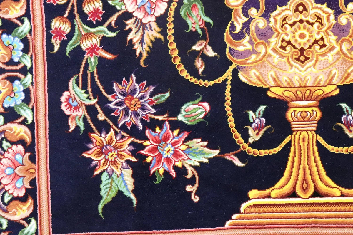 ペルシャ絨毯 クム産 シルク100% [ミルメヒディ工房] ネイビーブルーに映える花瓶文様と優雅な色彩 ID21009