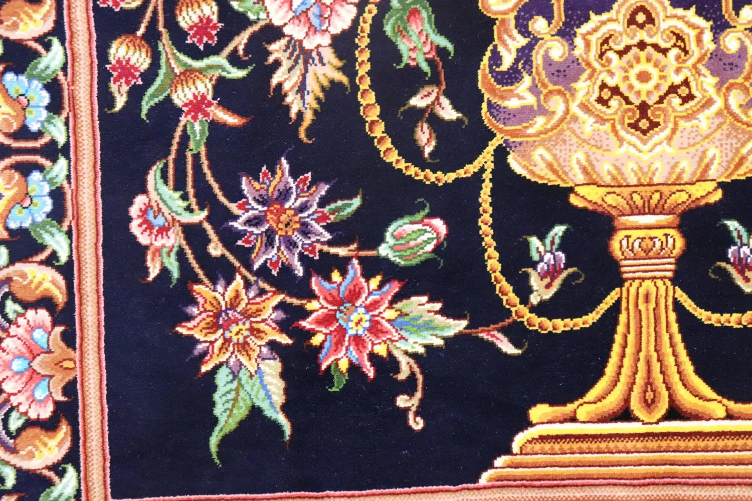 ペルシャ絨毯 クム産 シルク100% [ミルメヒディ工房] ネイビーブルーに映える花瓶文様と優雅な色彩 ID21009