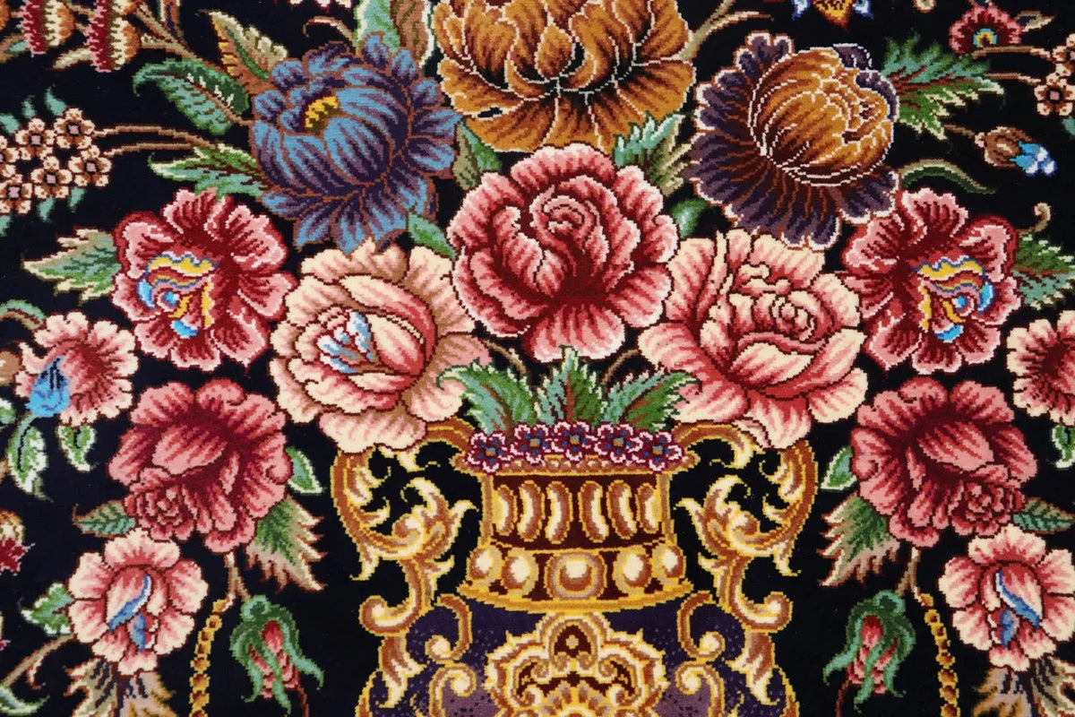 ペルシャ絨毯 クム産 シルク100% [ミルメヒディ工房] ネイビーブルーに映える花瓶文様と優雅な色彩 ID21009