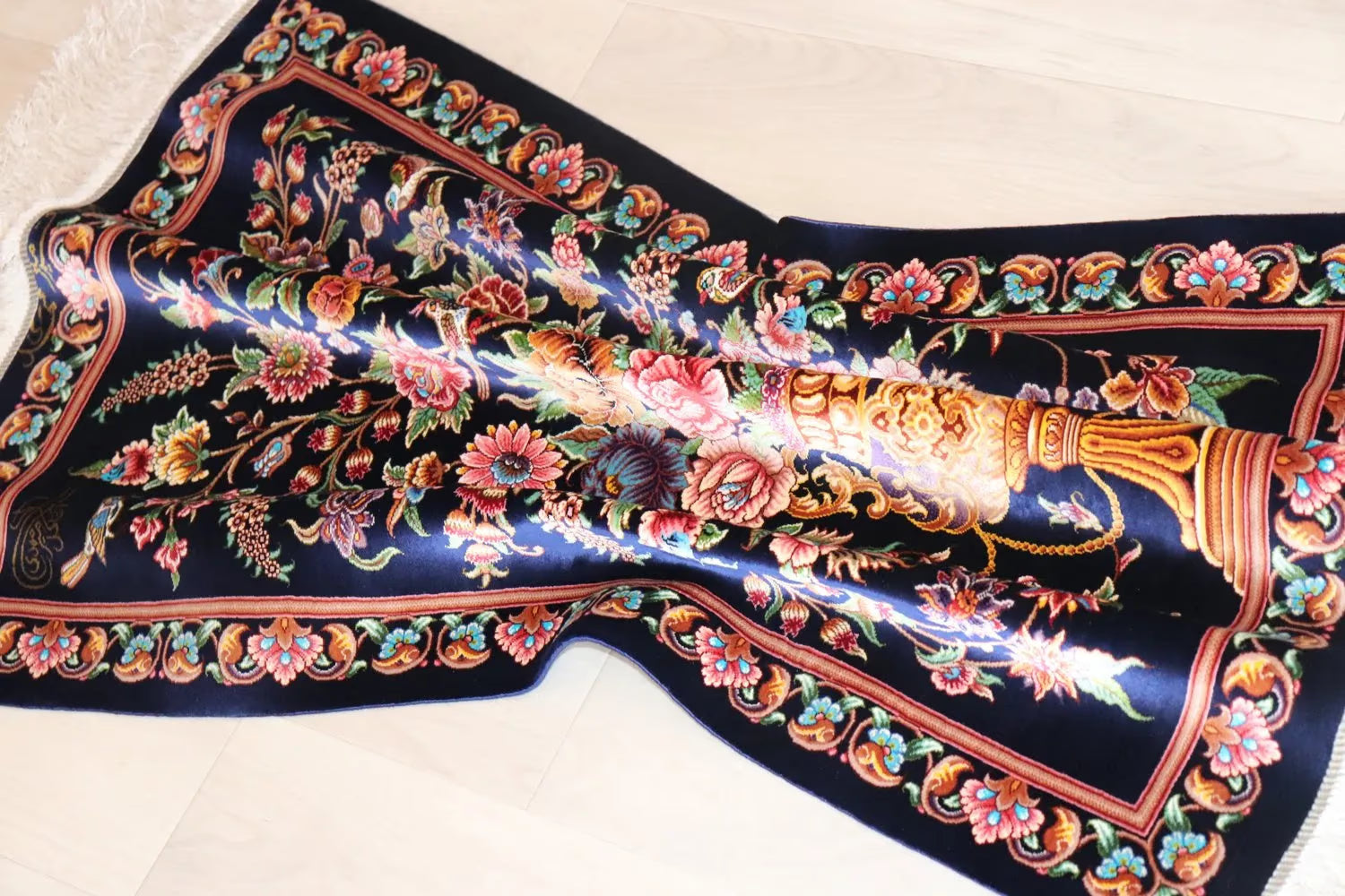 ペルシャ絨毯 クム産 シルク100% [ミルメヒディ工房] ネイビーブルーに映える花瓶文様と優雅な色彩 ID21009