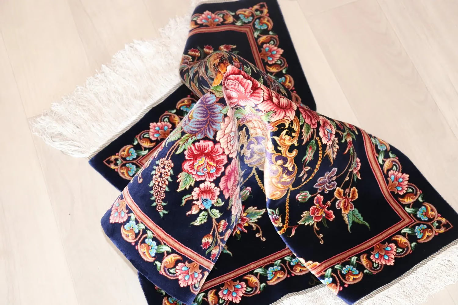 ペルシャ絨毯 クム産 シルク100% [ミルメヒディ工房] ネイビーブルーに映える花瓶文様と優雅な色彩 ID21009