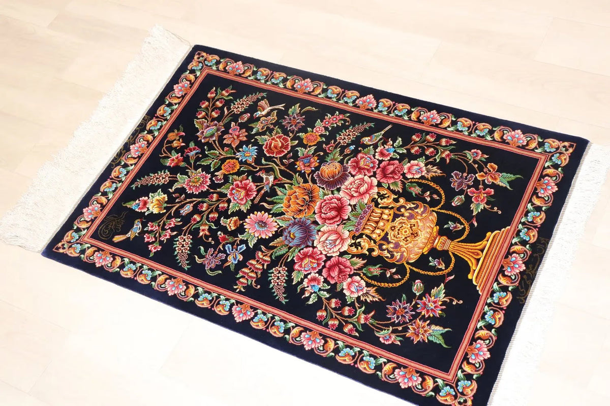 ペルシャ絨毯 クム産 シルク100% [ミルメヒディ工房] ネイビーブルーに映える花瓶文様と優雅な色彩 ID21009