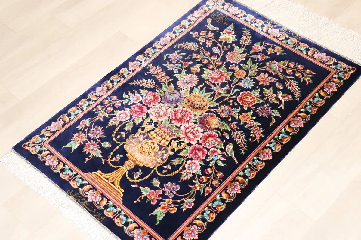 ペルシャ絨毯 クム産 シルク100% [ミルメヒディ工房] ネイビーブルーに映える花瓶文様と優雅な色彩 ID21009