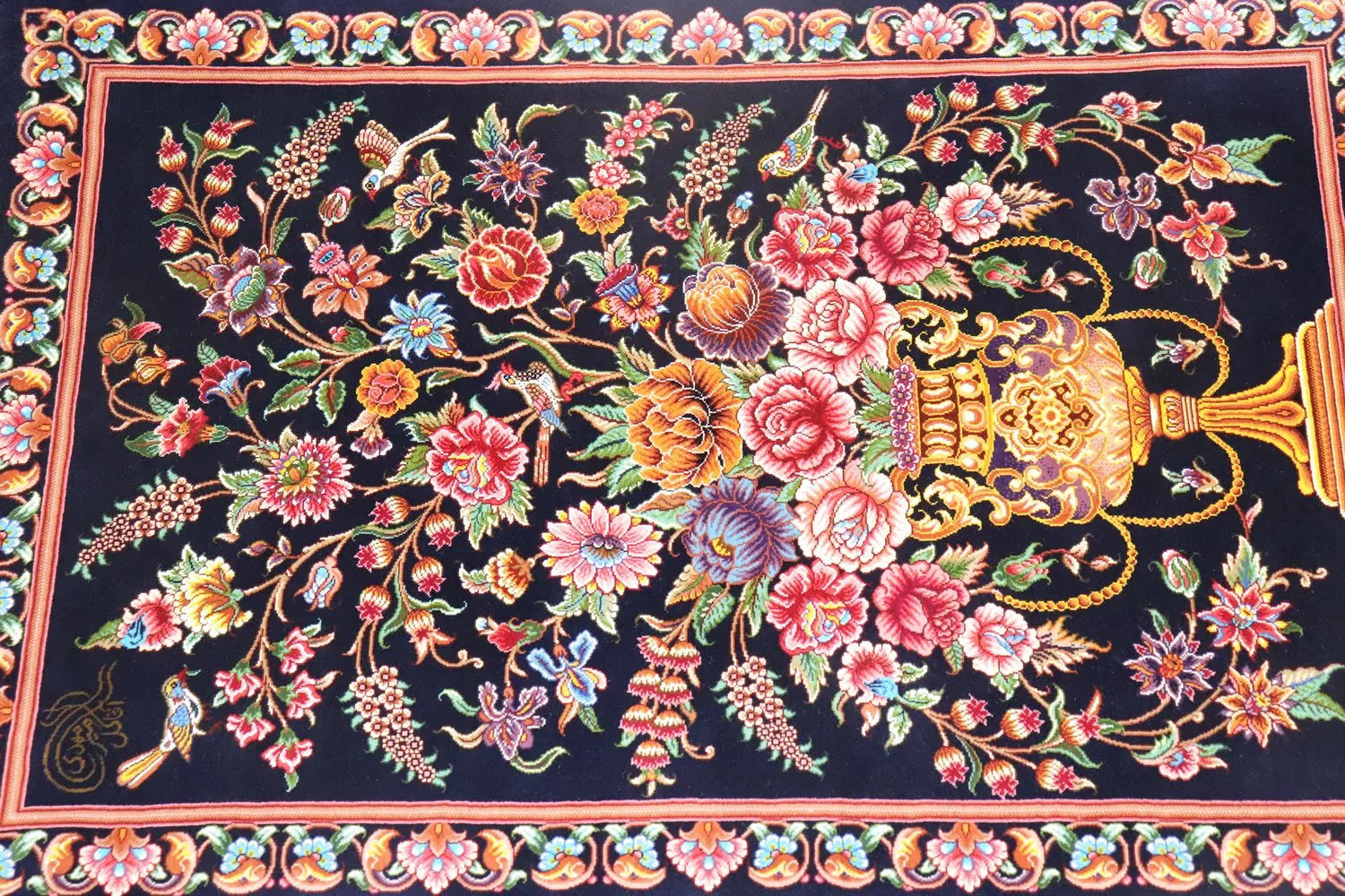 ペルシャ絨毯 クム産 シルク100% [ミルメヒディ工房] ネイビーブルーに映える花瓶文様と優雅な色彩 ID21009